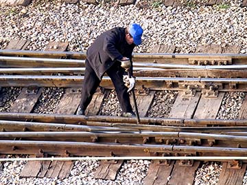 This rail worker faces many dangers every day. If you have been injured while working for a railroad company, call a Dallas FELA attorney now.